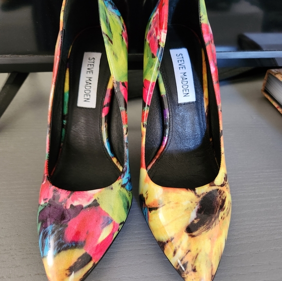 Steve Madden Flower Heels - Picture 2 of 6
